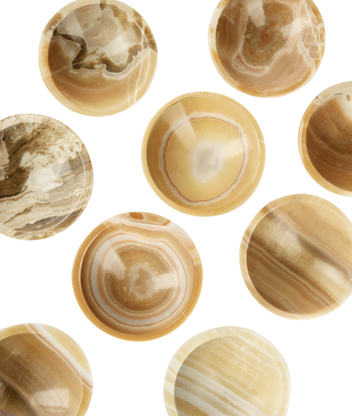 Bols rituels en aragonite vus du dessus, veinés de crème, de beige et de brun