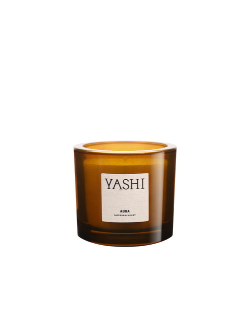 Bougie Murmure d'Aura Yashi en verre ambré, étiquette crème, sur fond clair